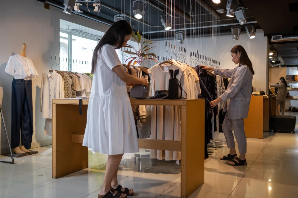 Khách mặc áo dài may đo